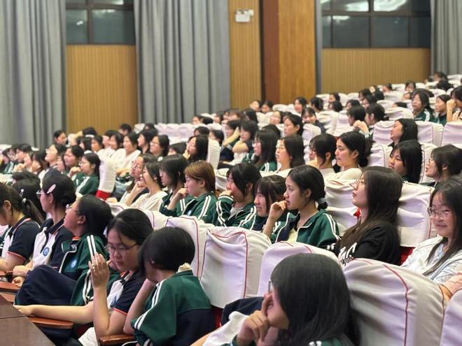 罗山县宝城外国语学校高中部女生青春期心理健康教育讲座(图3)