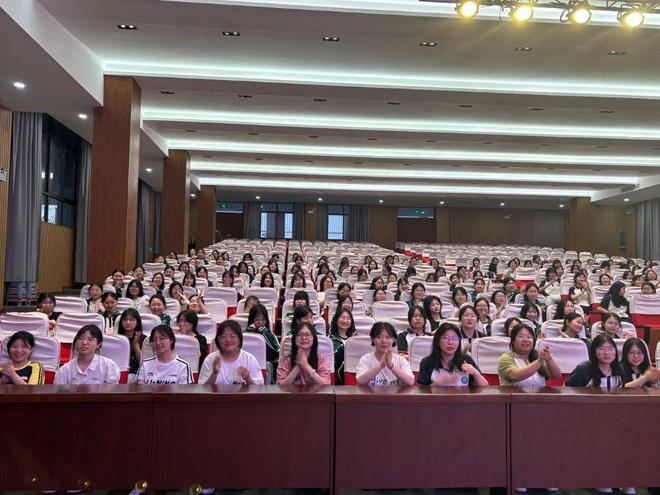 罗山县宝城外国语学校高中部女生青春期心理健康教育讲座(图2)
