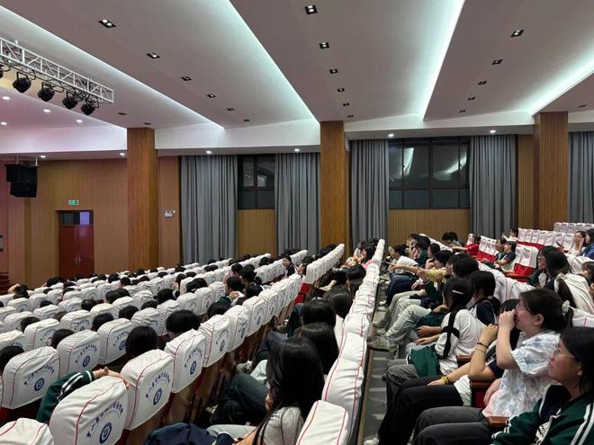 罗山县宝城外国语学校高中部女生青春期心理健康教育讲座(图6)