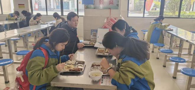 守护未来从一顿营养餐开始——崇仁县教育体育局打造全县校园“食安+营养”双护航工程实践纪实(图2)