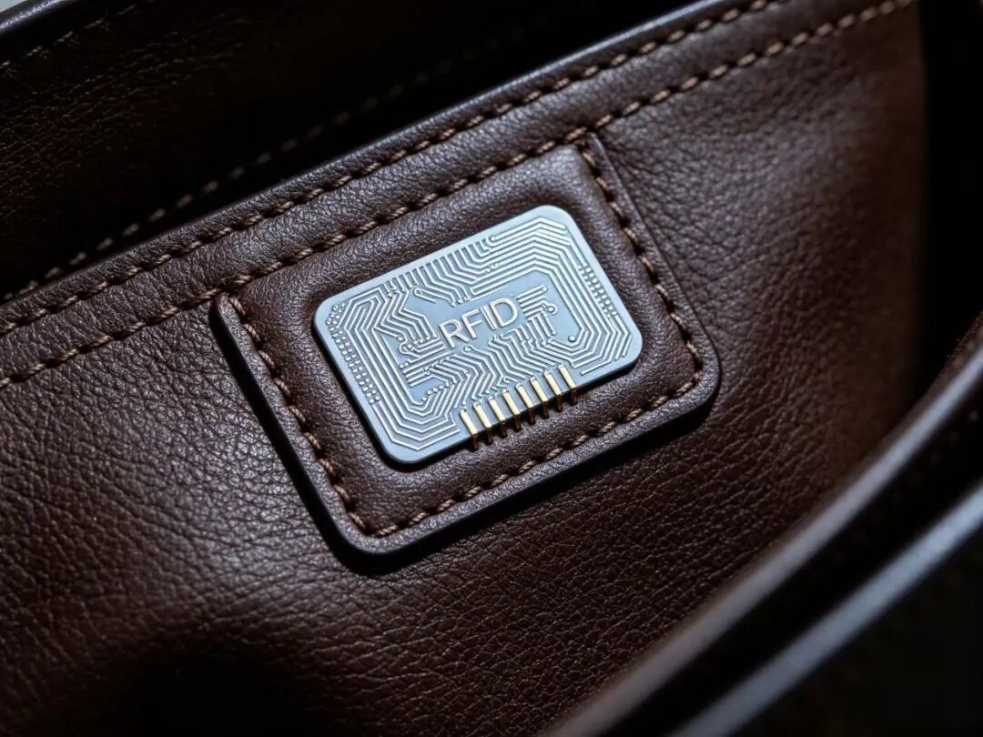 RFID芯片嵌入让每一件奢侈品都拥有专属“电子身份”(图1)