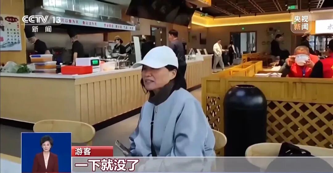 知名4A级景区被曝光：游客凌晨5点排队买不到票黄牛却能买到售罄票100元的票翻倍加价黑车揽客到危险地区打卡拍照！当地通报(图1)