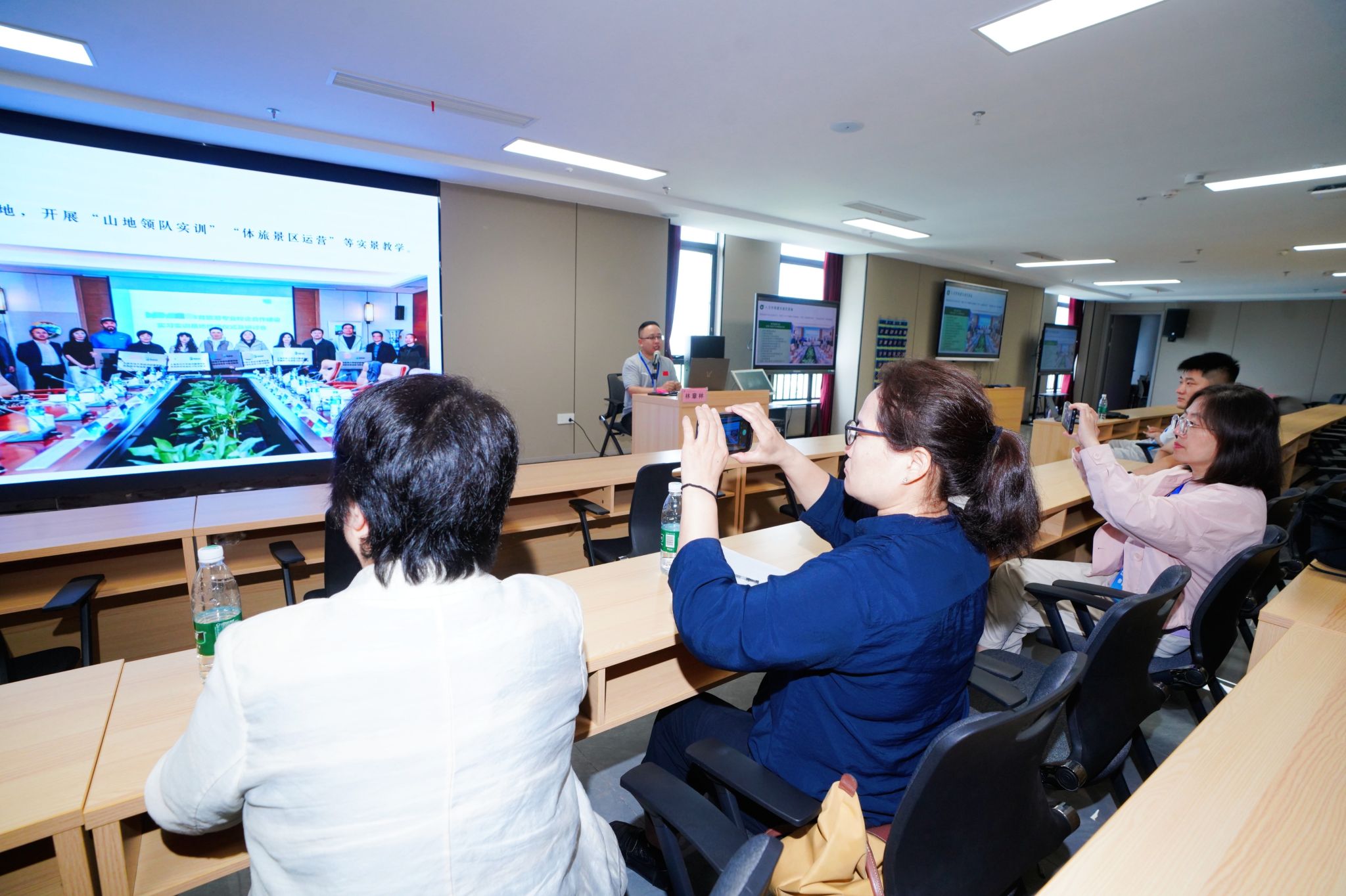 第四届体育旅游高层次论坛暨体育旅游管理学科建设研讨会在上饶师范学院举行(图11)